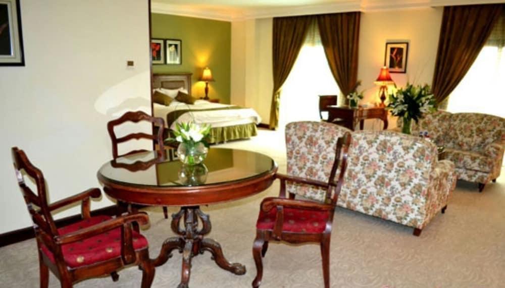 כוויית The Convention Center & Royal Suites Hotel מראה חיצוני תמונה